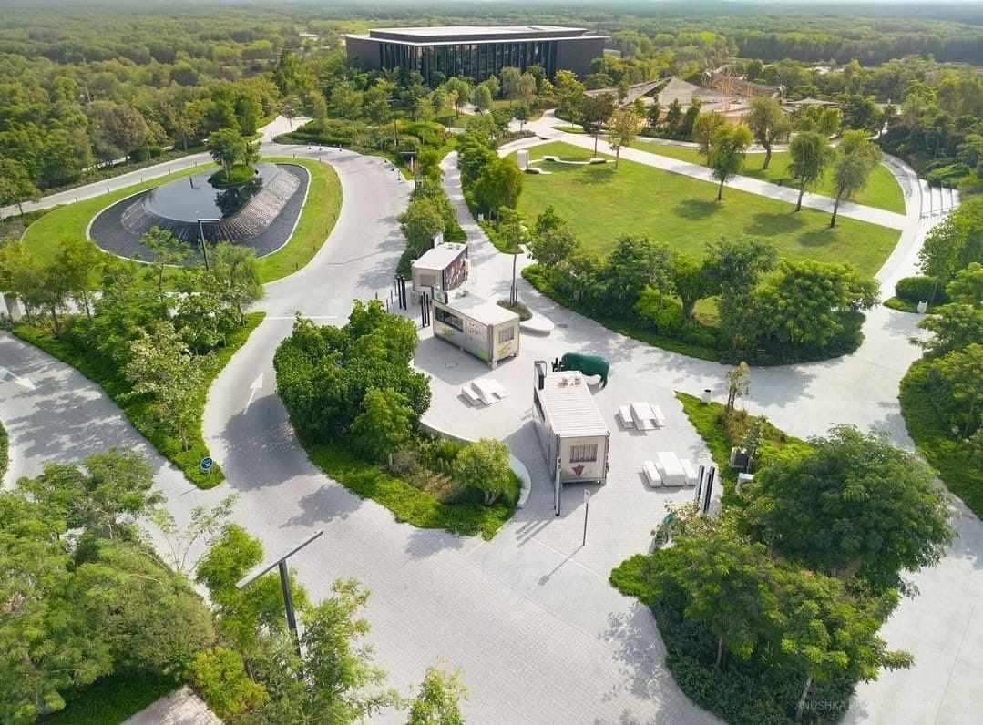 Vue aérienne du master community Masaar 3 entouré de végétation