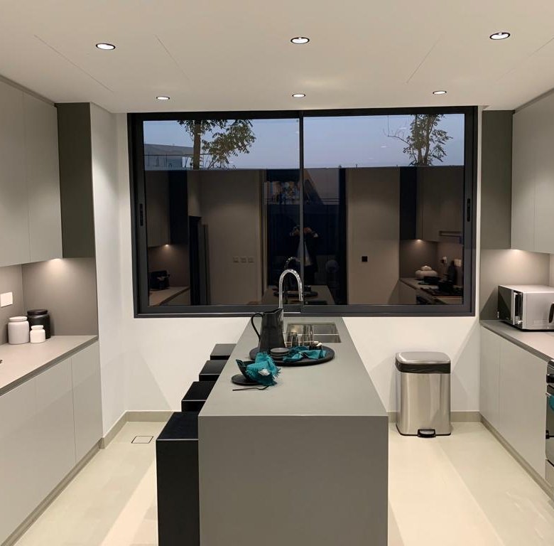 Cuisine moderne équipée dans une villa Masaar 3