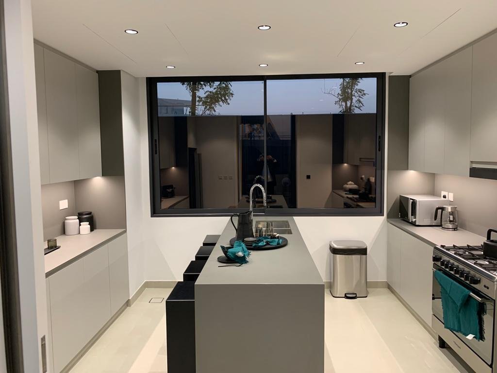 Cuisine moderne équipée dans une villa Masaar 3